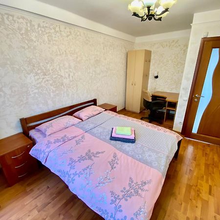 Квартира На Воскресенці, Поруч Метро Лівобережна, Інститут Серця, Мвц Kiev Esterno foto